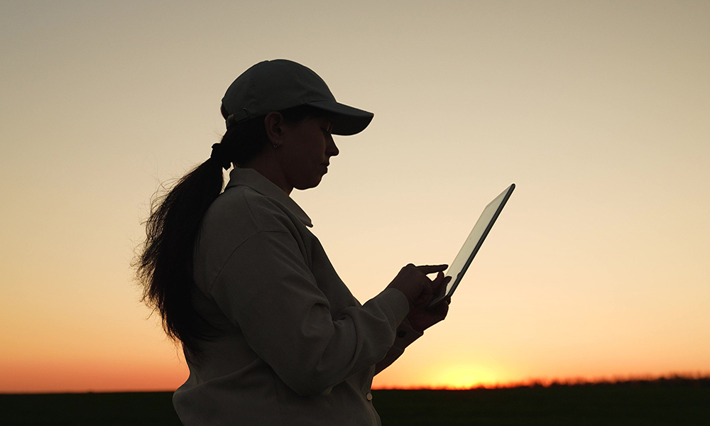 aqua-sightline-app-advanced-aquaculture-technology-fish-farm-farmer-with-tech-app